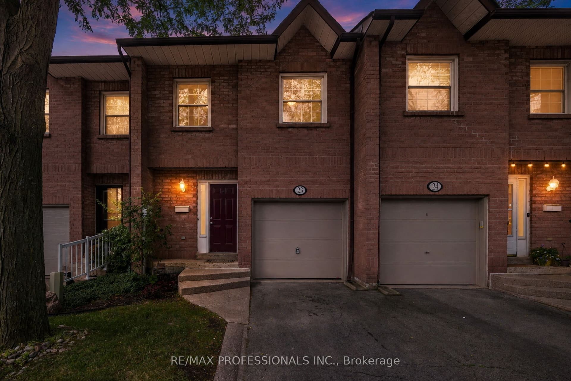 Glenada Crescent 23, Oakville, ON L6H 5P5