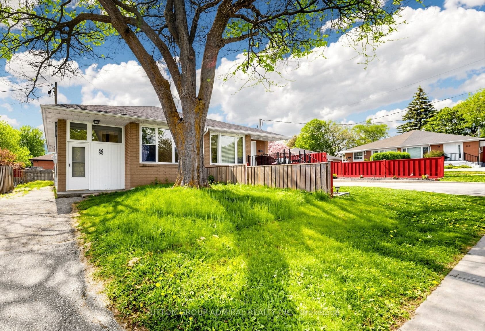 Newbury Drive, Newmarket, ON L3Y 4R3