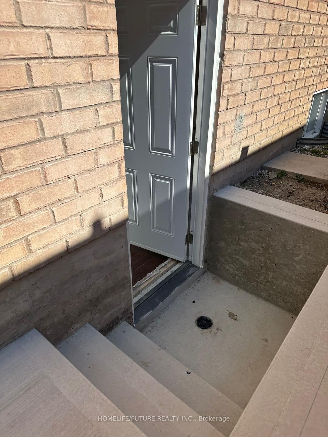 Clair Avenue BSMT, Whitby, ON L1M 2G8