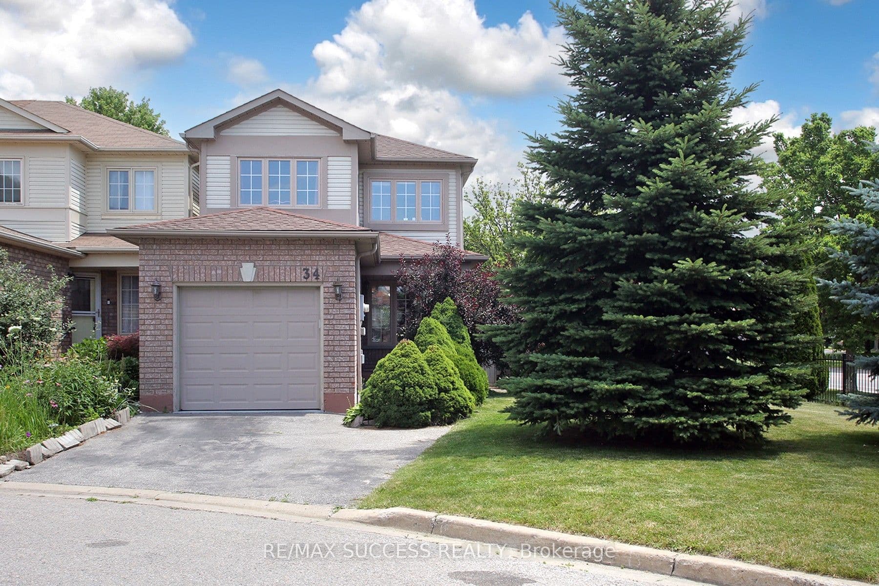 Greengrove Way, Whitby, ON L1R 2N4