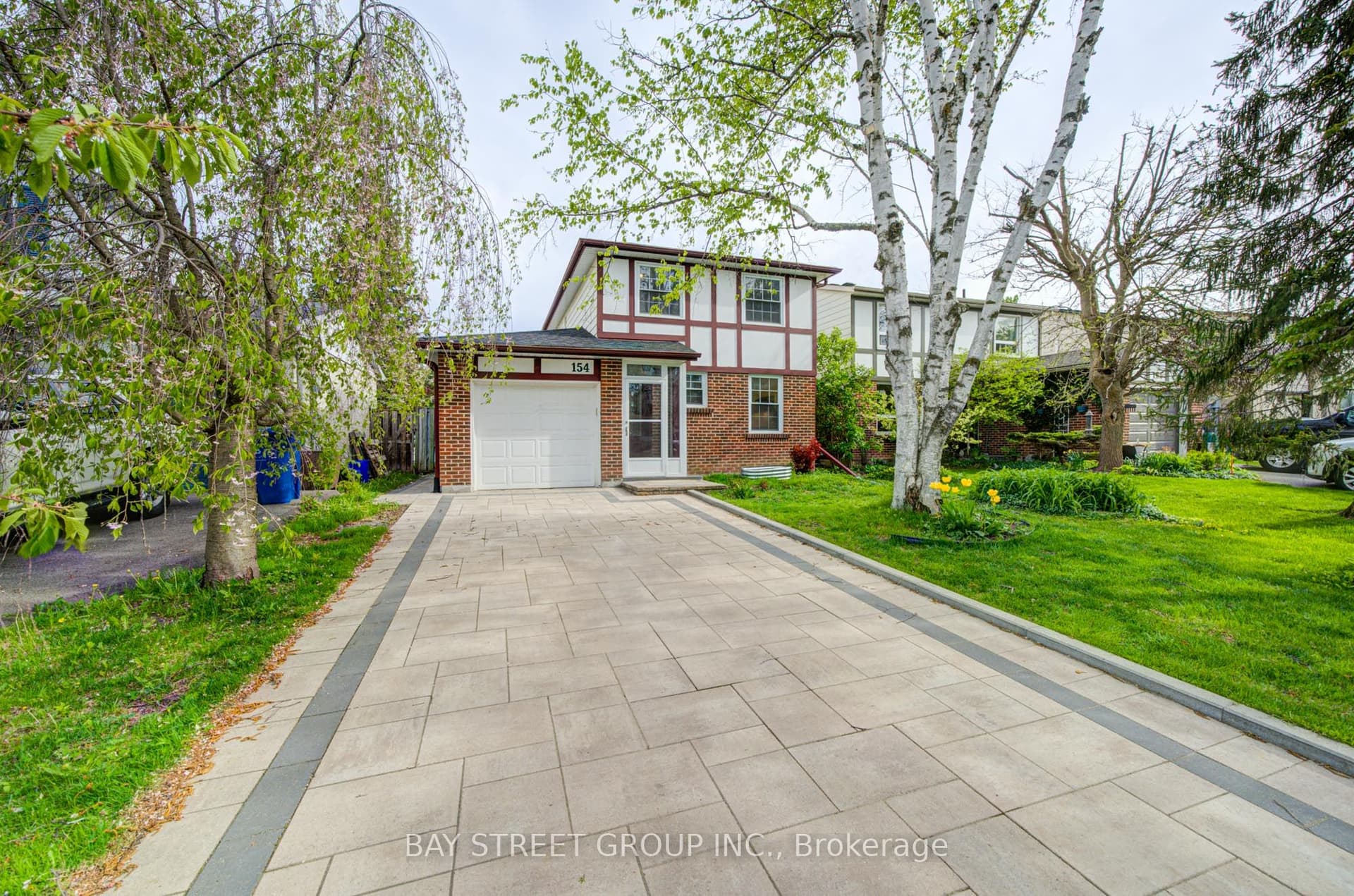 Thoms Crescent, Newmarket, ON L3Y 1E1