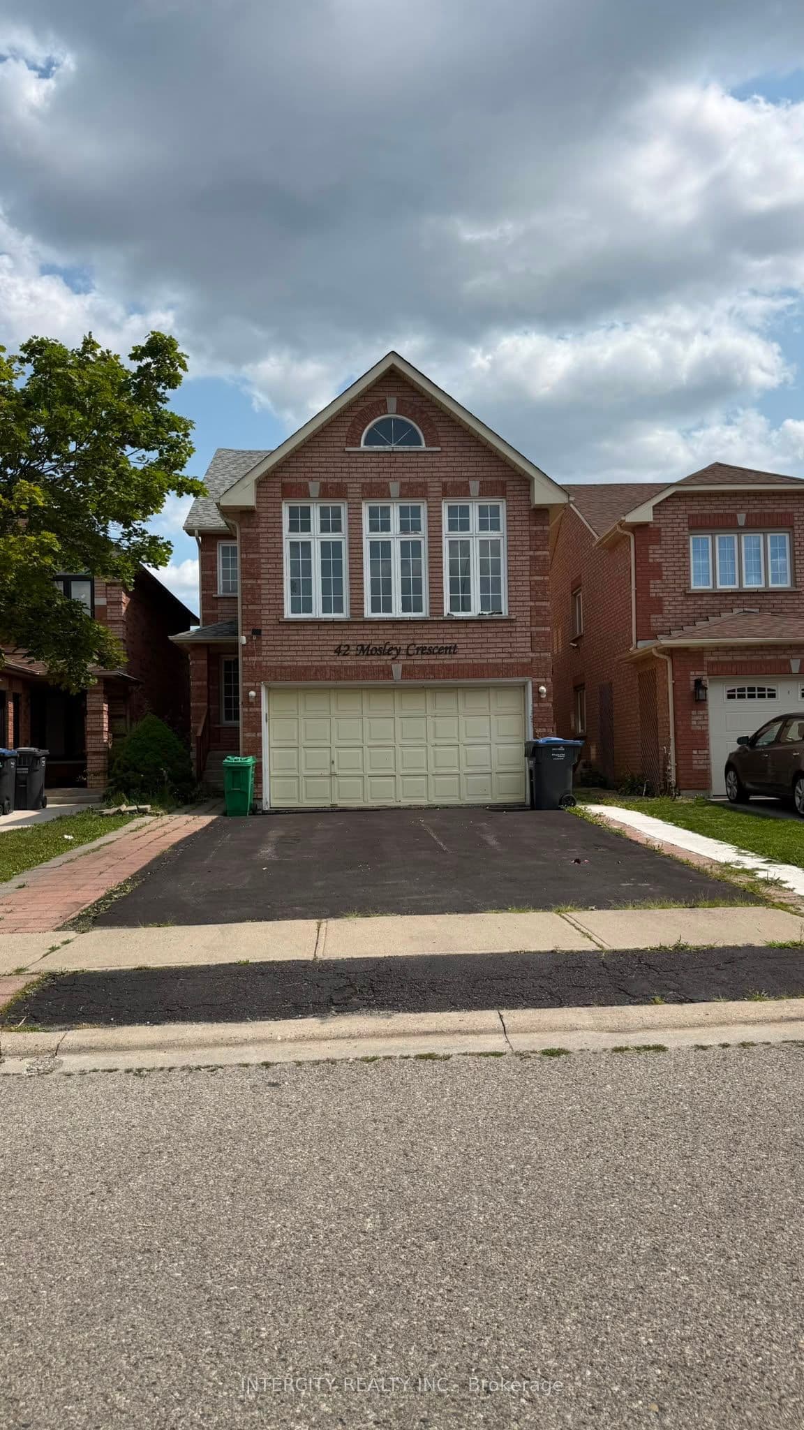 Mosley Crescent, Brampton, ON L6Y 5C8