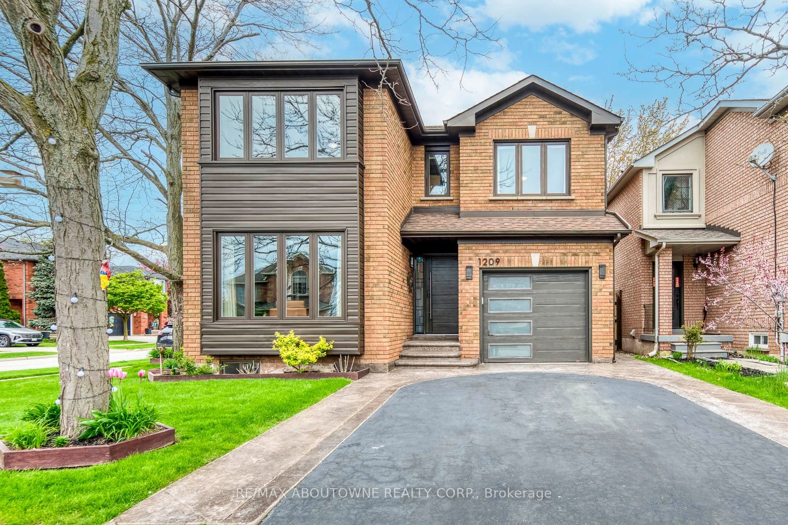 Old Oak Drive, Oakville, ON L6M 3K6