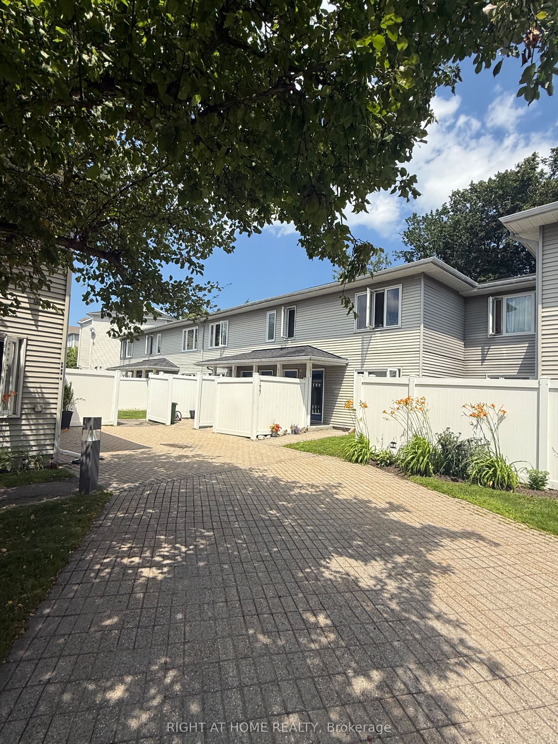 Cummings Avenue E, Cyrville - Carson Grove - Pineview, ON K1J 9K5