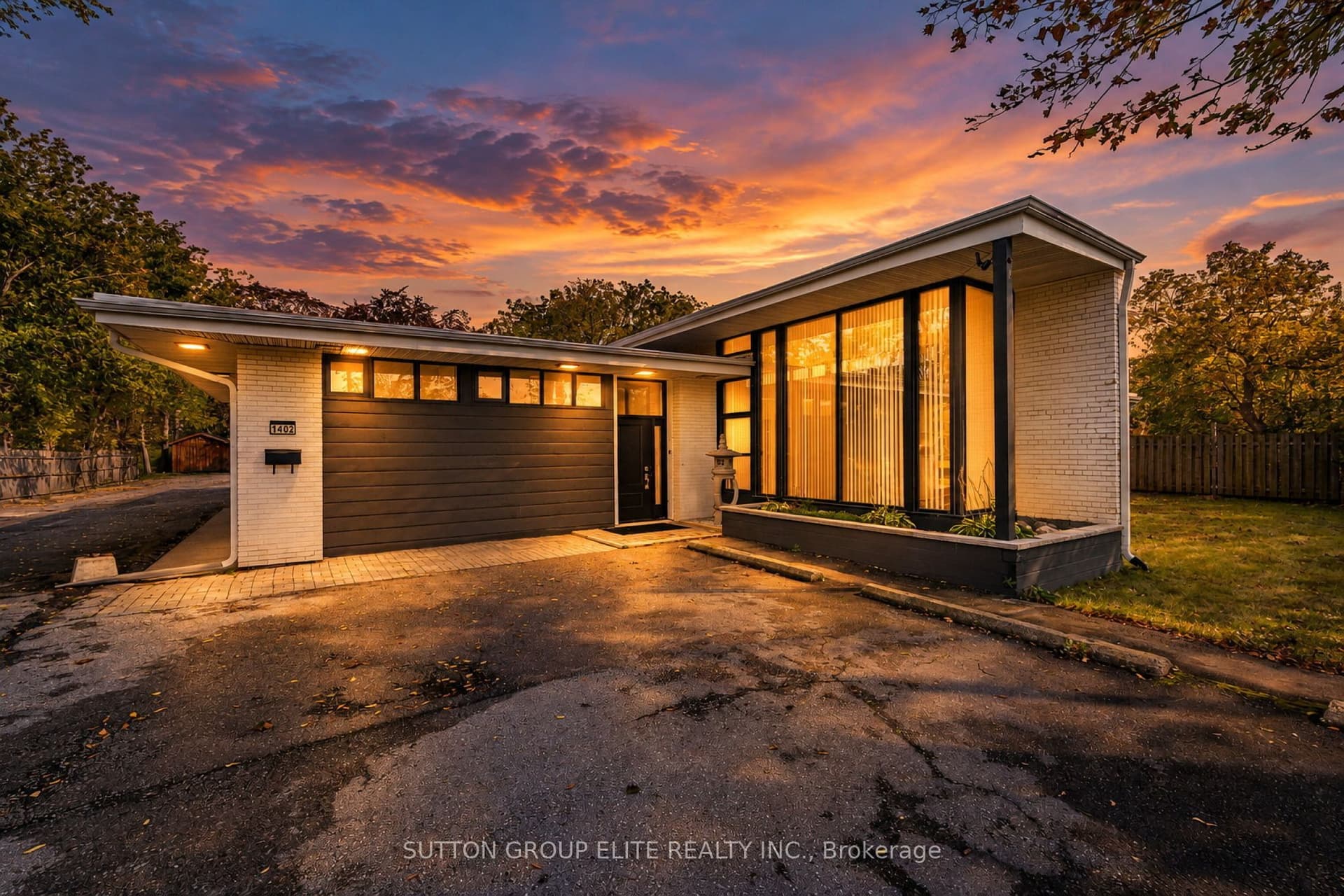 South Service Road, Mississauga, ON L5E 2P8