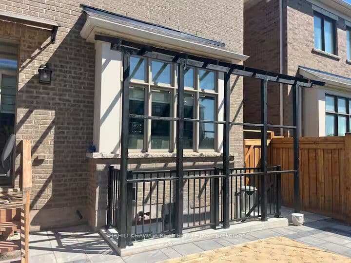 Aymond Crescent bsmt, Oakville, ON L6H 7W8