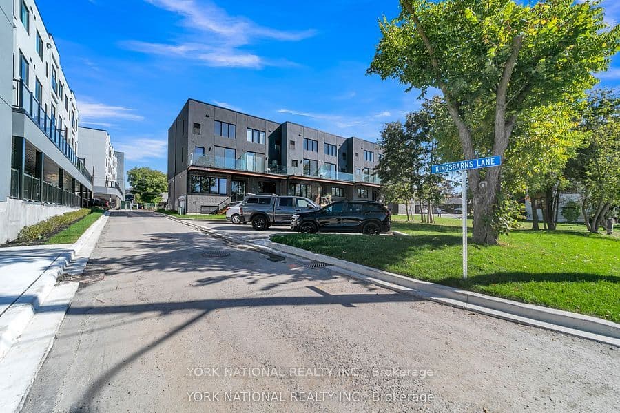 Charles Street 8, Newmarket, ON L3Y 3V7
