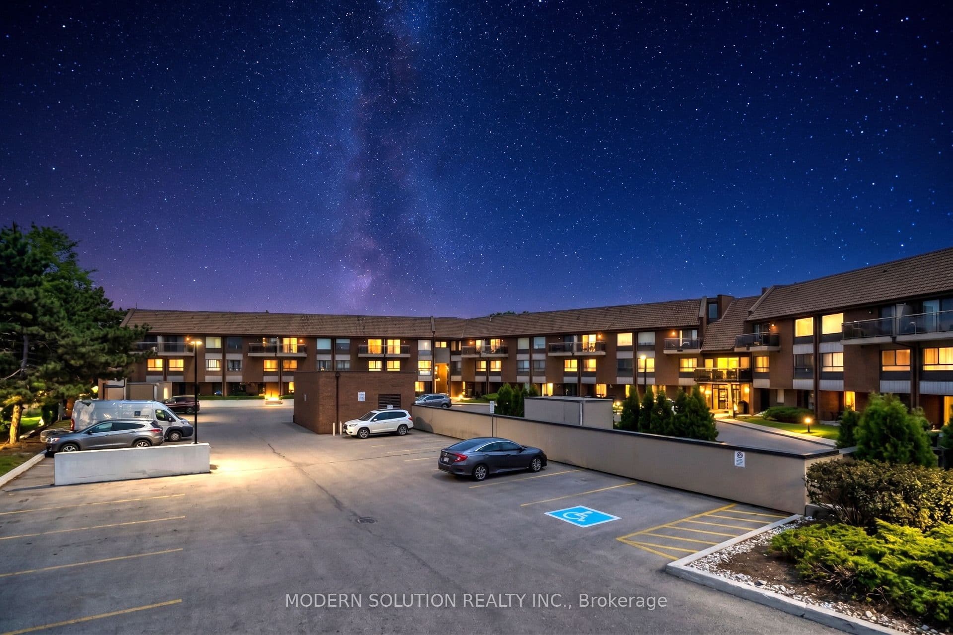 Cedarglen Gate N 201, Mississauga, ON L5C 3Z5