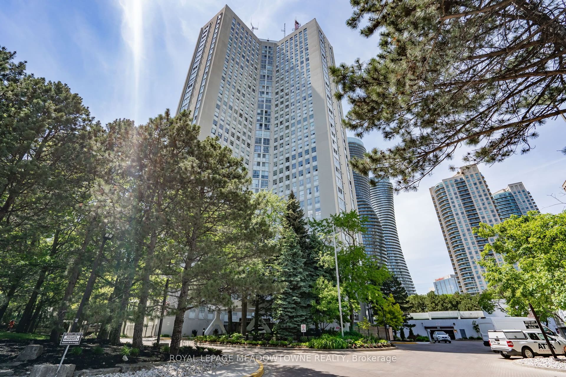 Kaneff Crescent 3303, Mississauga, ON L5A 4A1