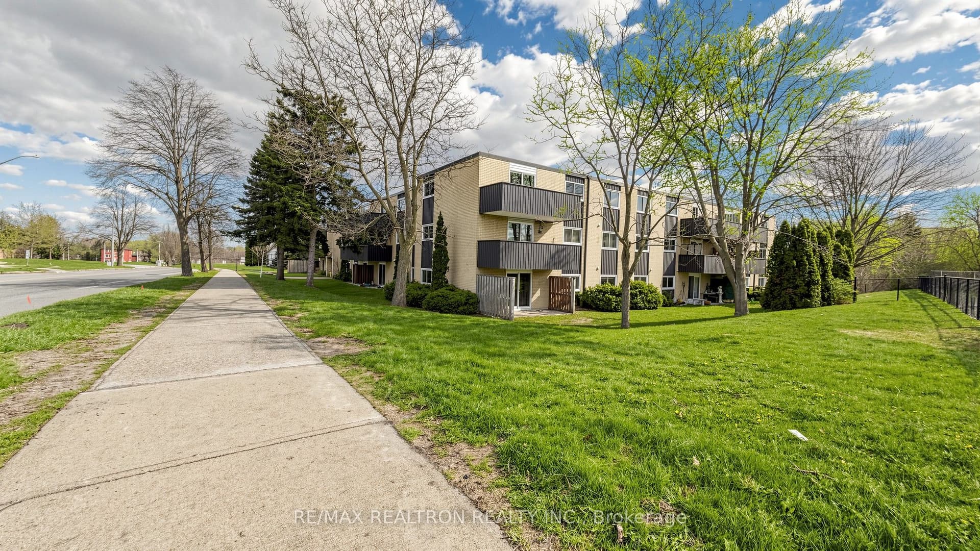 Hazelglen Drive 208, Kitchener, ON N2M 2E2