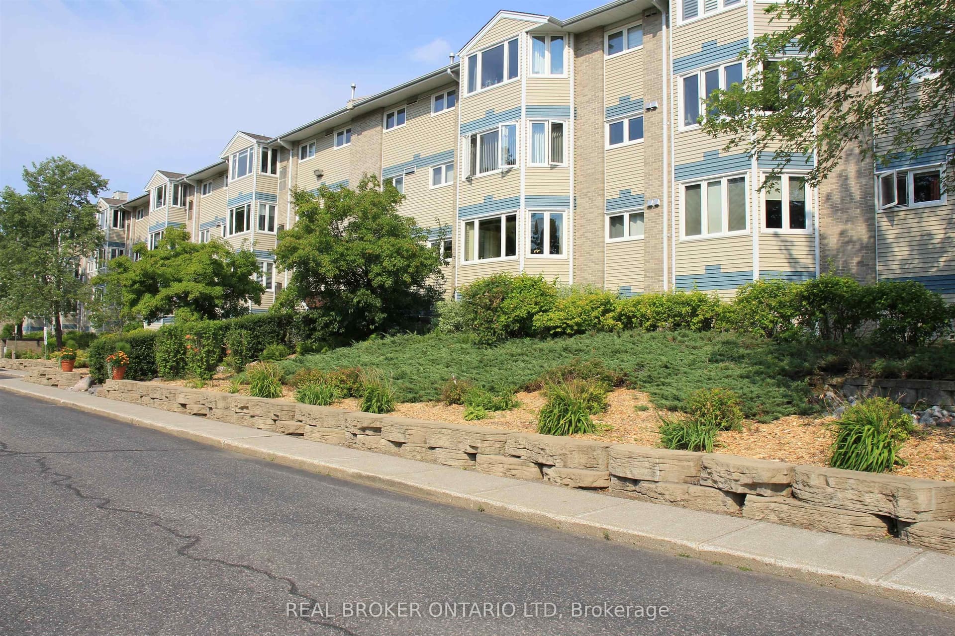 Toledo Street 320, Thunder Bay, ON P7A 8A8