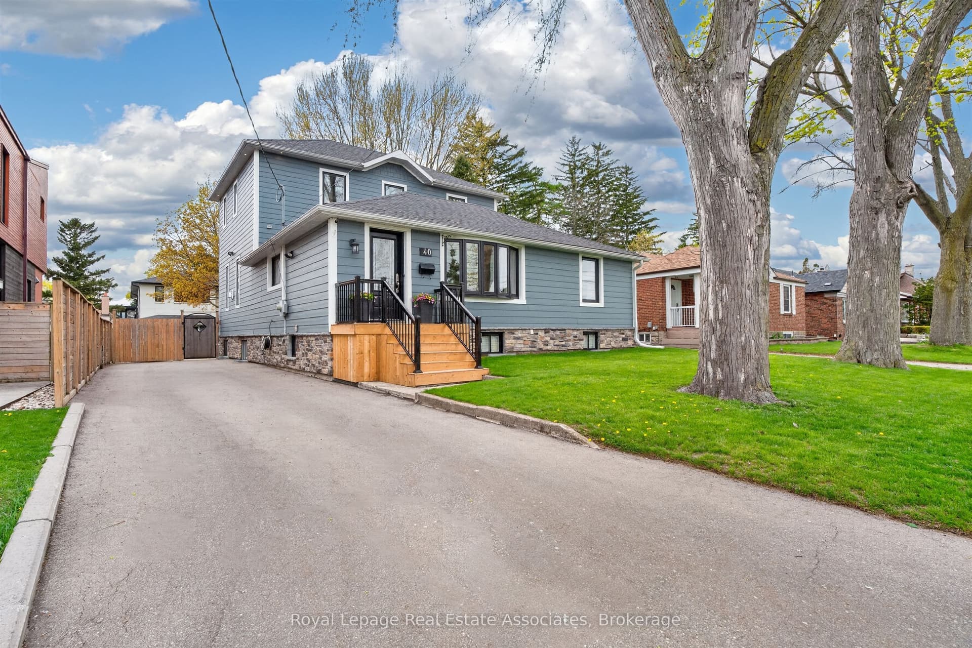 Briarwood Avenue, Mississauga, ON L5G 3N6
