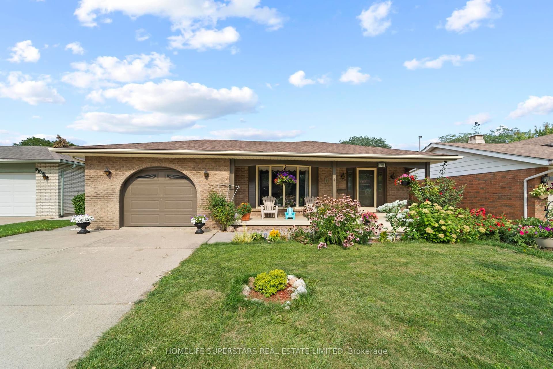 Holly Crescent, Windsor, ON N8R 1Y6