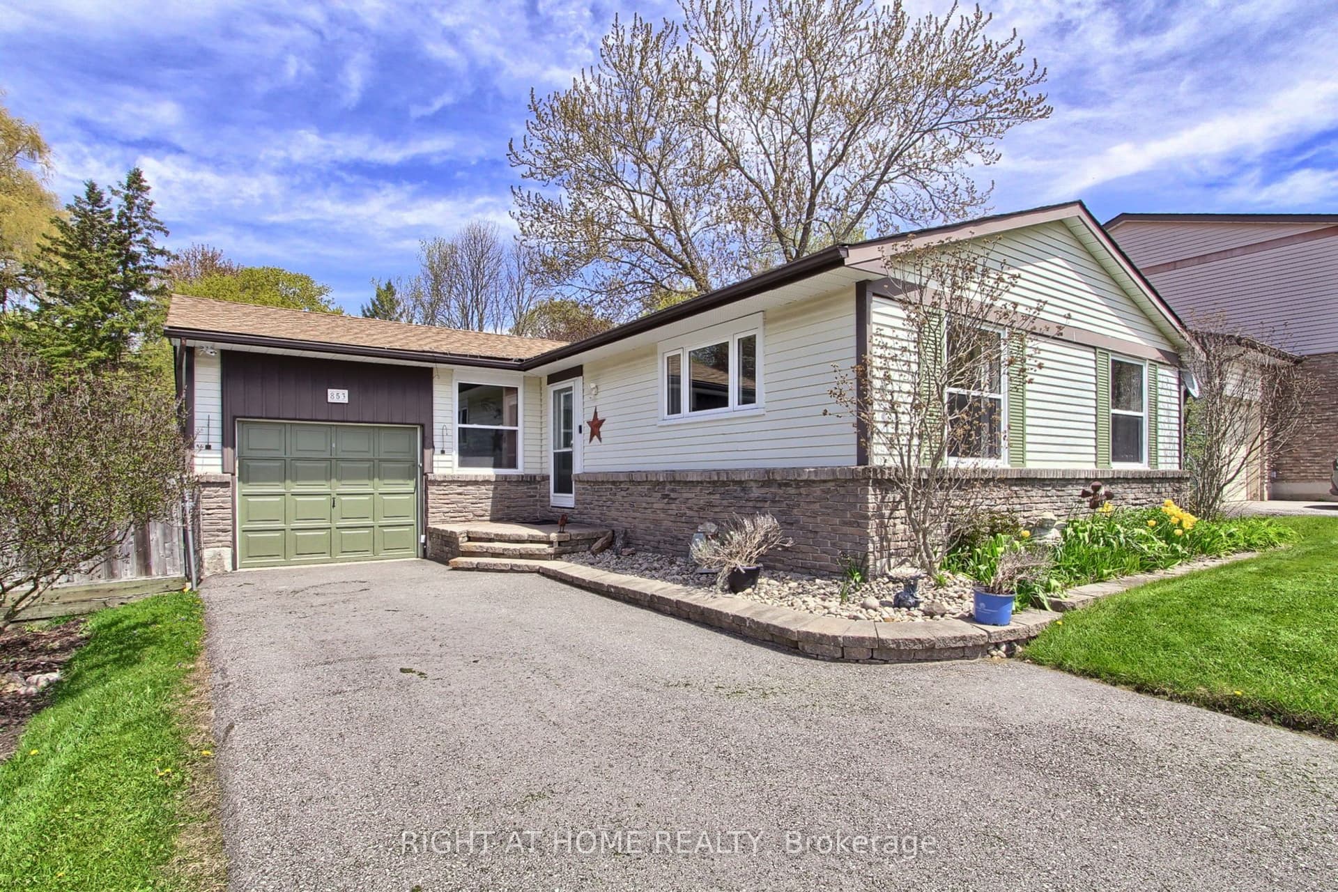 Magnolia Avenue, Newmarket, ON L3Y 5H5