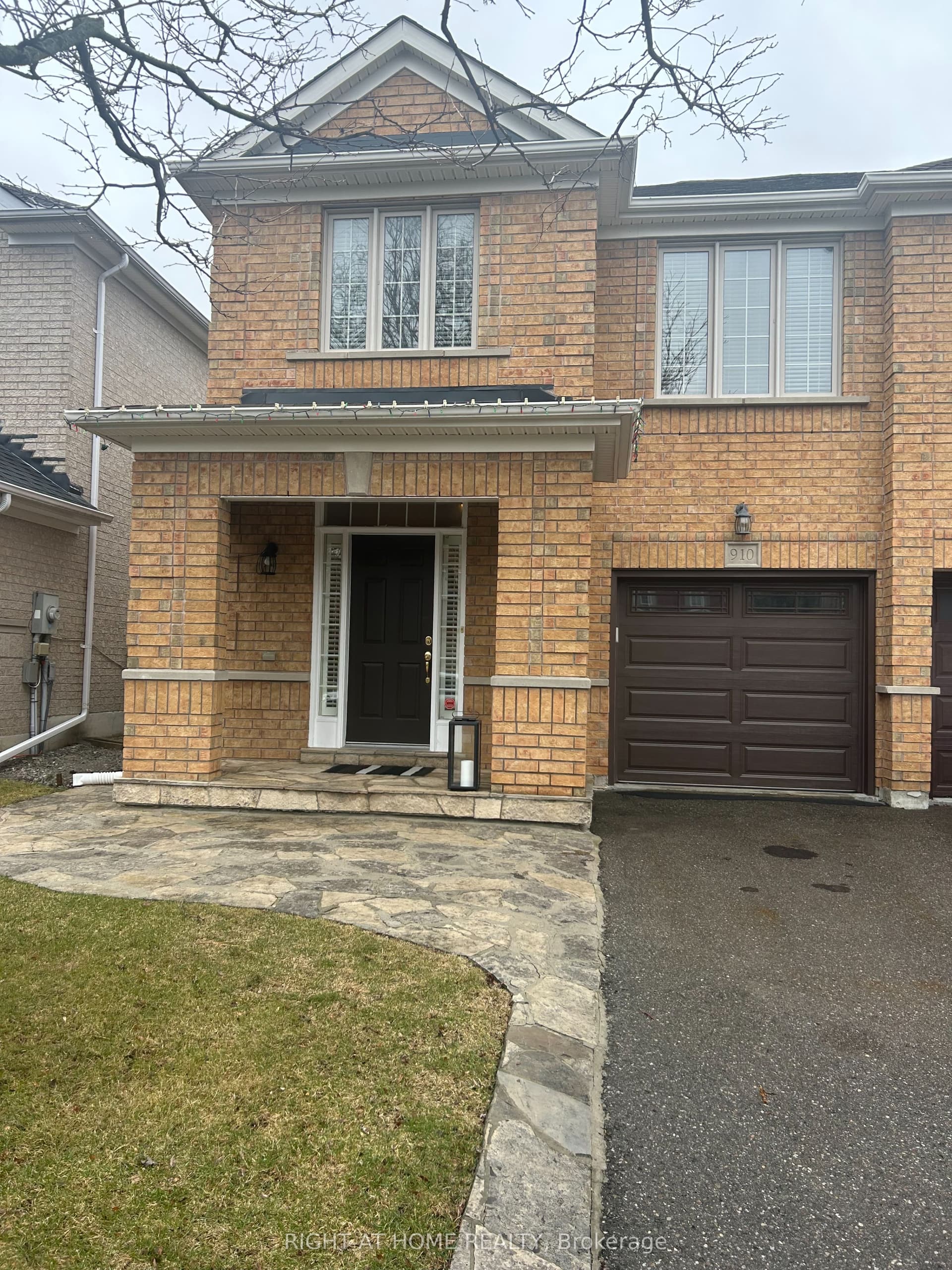 Oaktree Crescent, Newmarket, ON L3X 2Z1