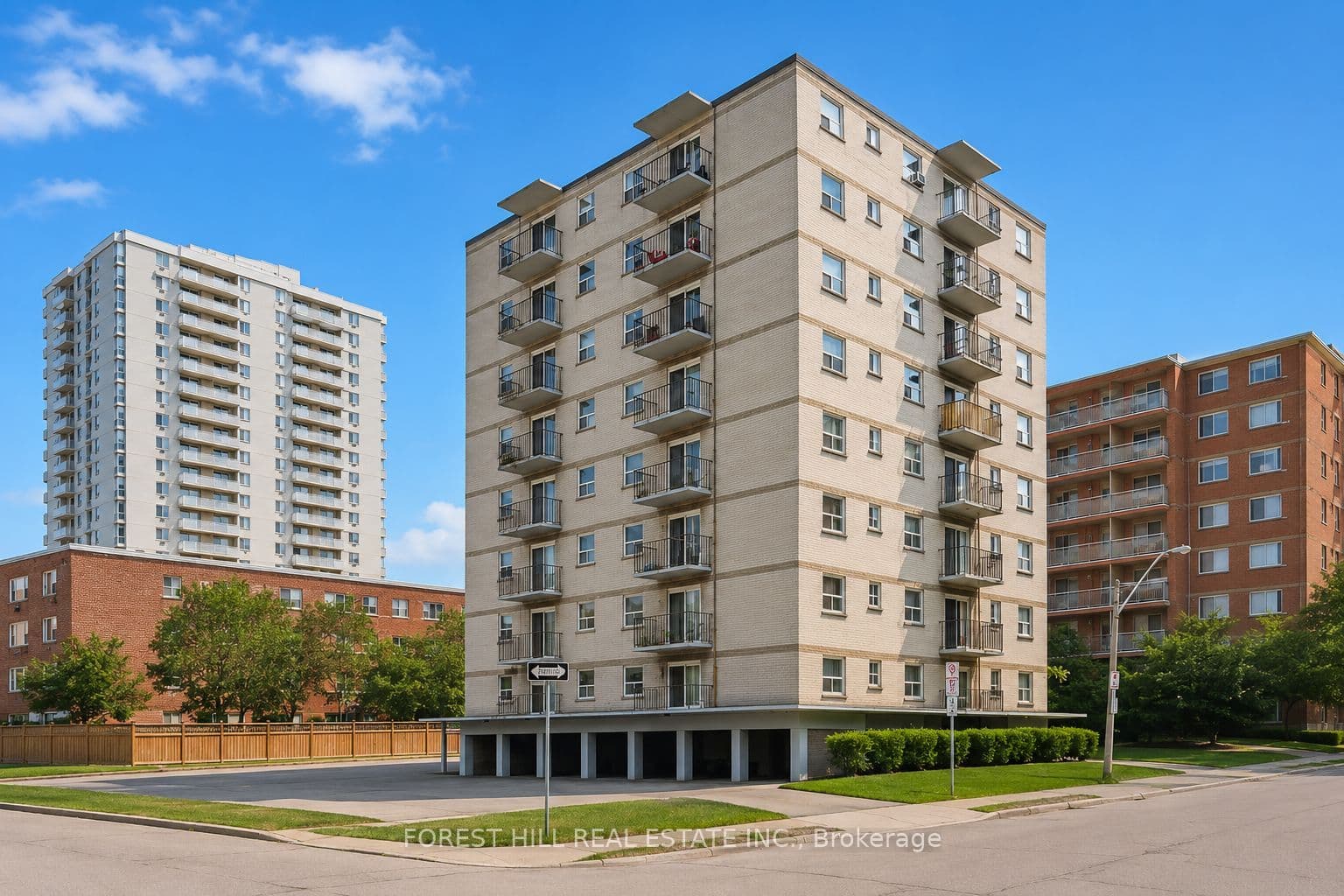 Robinson Street 503, Hamilton, ON L8P 1Z1