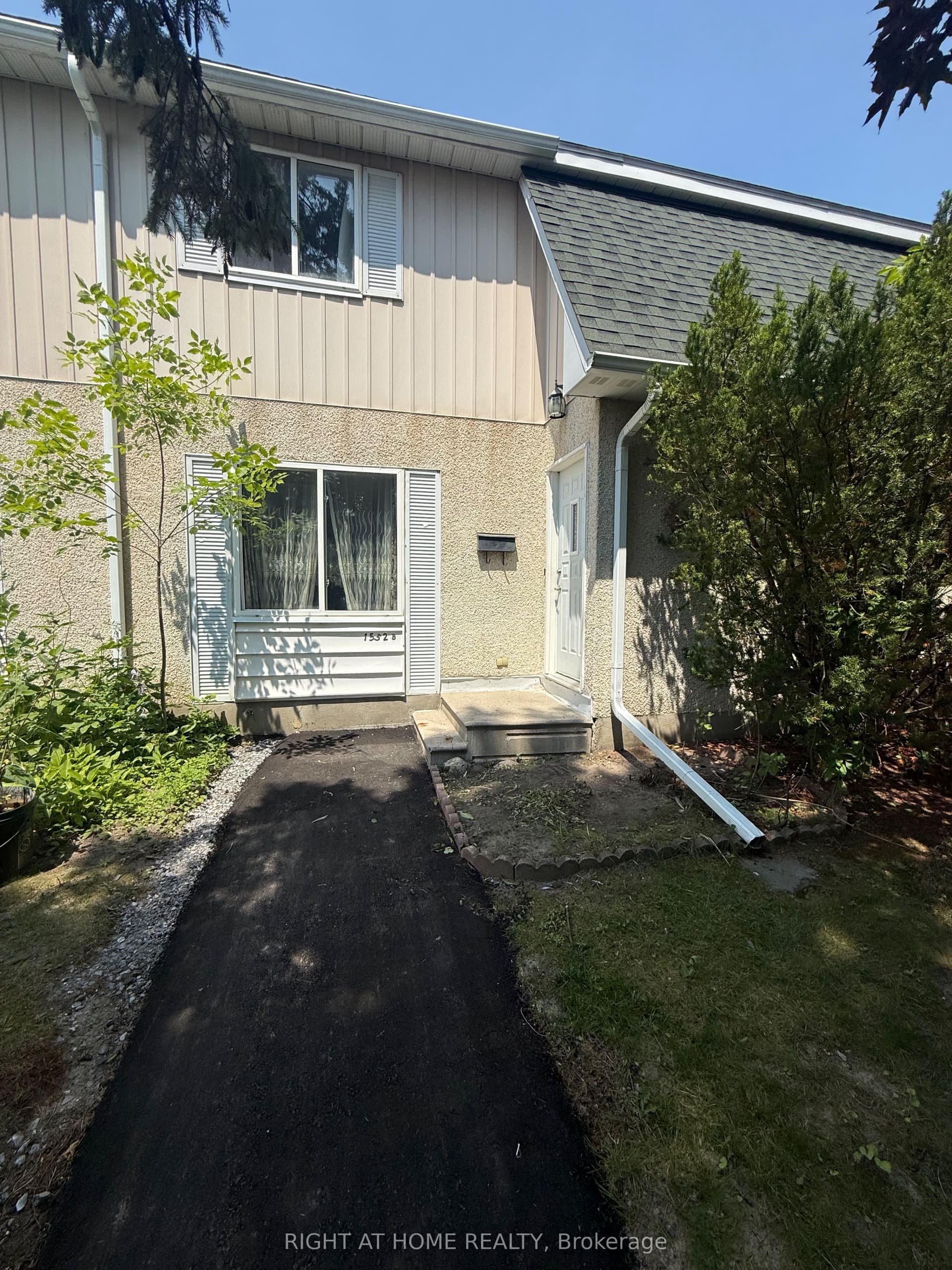 Beaverpond Drive B, Cyrville - Carson Grove - Pineview, ON K1B 3R9