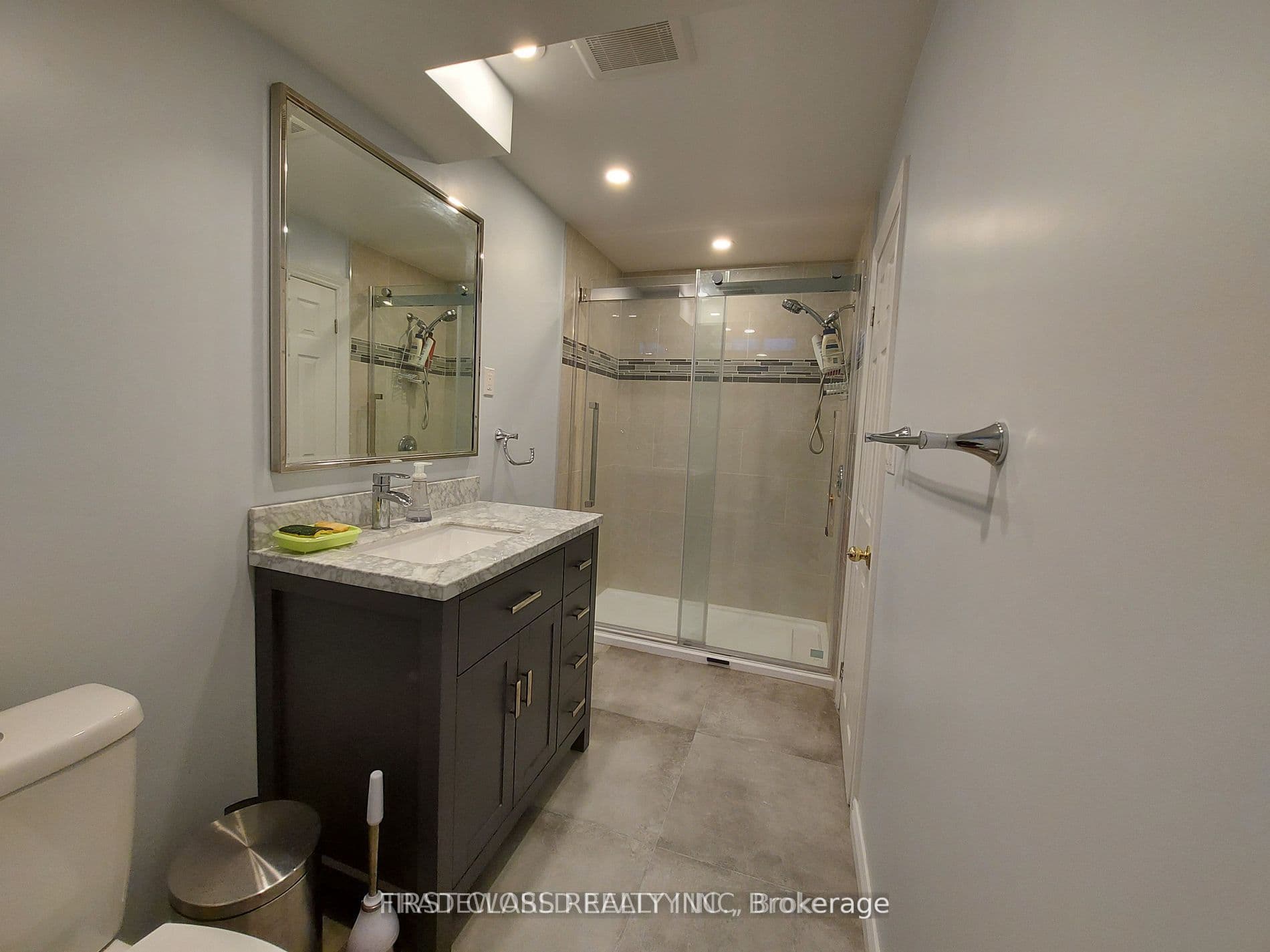 Leslie Valley Drive, Newmarket, ON L3Y 7G9