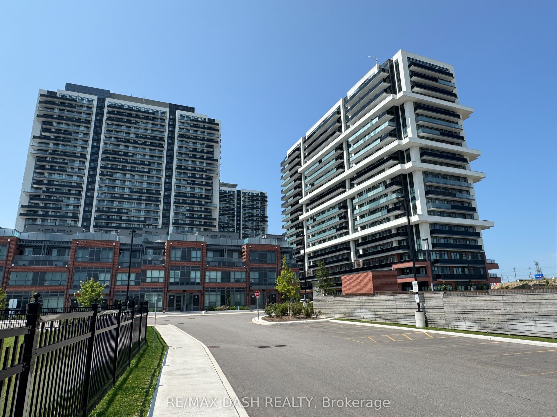 Simcoe Street N 631, Oshawa, ON L1L 0W3