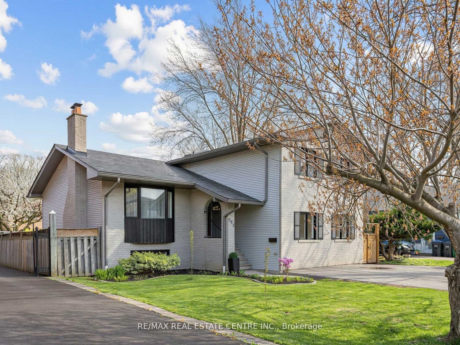 Montbeck Crescent, Mississauga, ON L5G 1N8